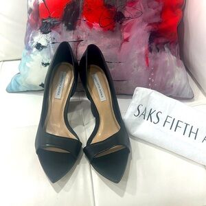 Beautiful New Leather shoes from Saks Fifth Avenue. Never worn Size 8.